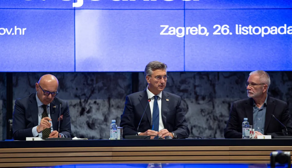Zagreb, 26.10.2026.- Sjednici Gospodarsko-socijalnog vijeća (GSV), Nazočio je predsjednik Vlade Andrej Plenković, koji se osvrnuo na nove mogućnosti za trži&scaron;te rada u vremenima globalnih poremećaja.Na fotografiji Andrej Plenković(C).foto HINA/ Luka &Scaron;ANGULIN/ l&scaron;
