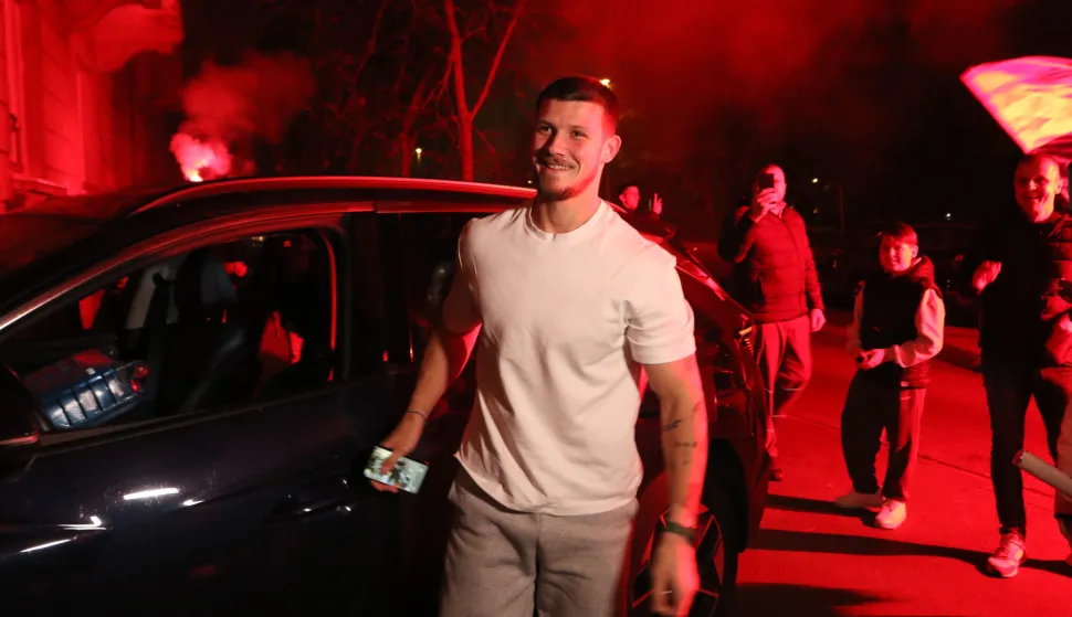 Osijek, 26. 10. 2026, Doček Illija Kovtun, srbrni sa svjetskog prvenstva, ispred Sokolskog doma u Osijeku....snimio GOJKO MITIĆ