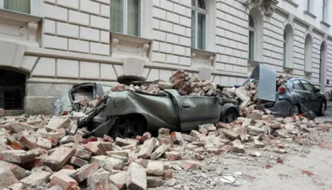 22.03.2020.Zagreb - Stanovnike grada rano jutros probudio je potres nakon kojeg su gradjani izasli iz svojih zgrada i kuca. Steta je na automobilima i fasadama Photo: Dalibor Urukalovic/PIXSELL
