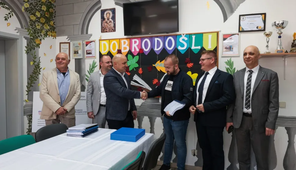 BR&Scaron;ADINUvođenjem izvođača u posao, i službeno su započeli radovi na dogradnji i rekonstrukciji O&Scaron; Br&scaron;adin te izgradnji &scaron;kolske sportske dvorane, investiciji vrijednoj 2,55 milijuna eura, kojom će se osigurati kvalitetniji uvjeti obrazovanja i omogućiti prelazak na jednosmjensku nastavu. Ovo je osmo &scaron;kolsko gradili&scaron;te, od ukupno njih 18, otvoreno u Vukovarsko-srijemskoj županiji u posljednjih godinu dana.vizuallistopad 2026.