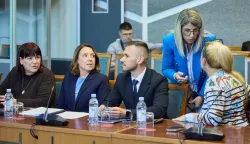 Zagreb, 27.10.2026. - U Saboru je održana tematska sjednica Odbora za zdravstvo i socijalnu politiku na temu "Organizacija i reforma sustava hitne medicinske službe u Republici Hrvatskoj". Na sjednici se raspravljalo o ključnim izazovima hitne medicine, usporedbi reformskih prijedloga Ministarstva zdravstva i strukovnih udruga te organizaciji skrbi na otocima, helikopterskom i pomorskom prijevozu i nedostatku zdravstvenog kadra.Na fotografiji Irena Hrstić.foto HINA/ Edvard &Scaron;U&Scaron;AK /es