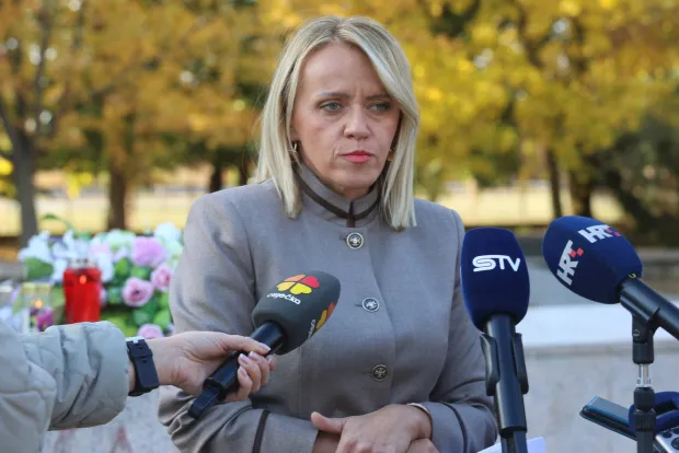 Osijek, 27. 10. 2026, Centralno groblje, pressica u povodu Svih svetih. Direktorica UKOP-a Mr. sc. Monika Mjertan Orban, dipl. oec.snimio GOJKO MITIĆ