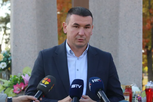 Osijek, 27. 10. 2026, Centralno groblje, pressica u povodu Svih svetih. Direktor UNIKOM-a Igor Pandžić.snimio GOJKO MITIĆ