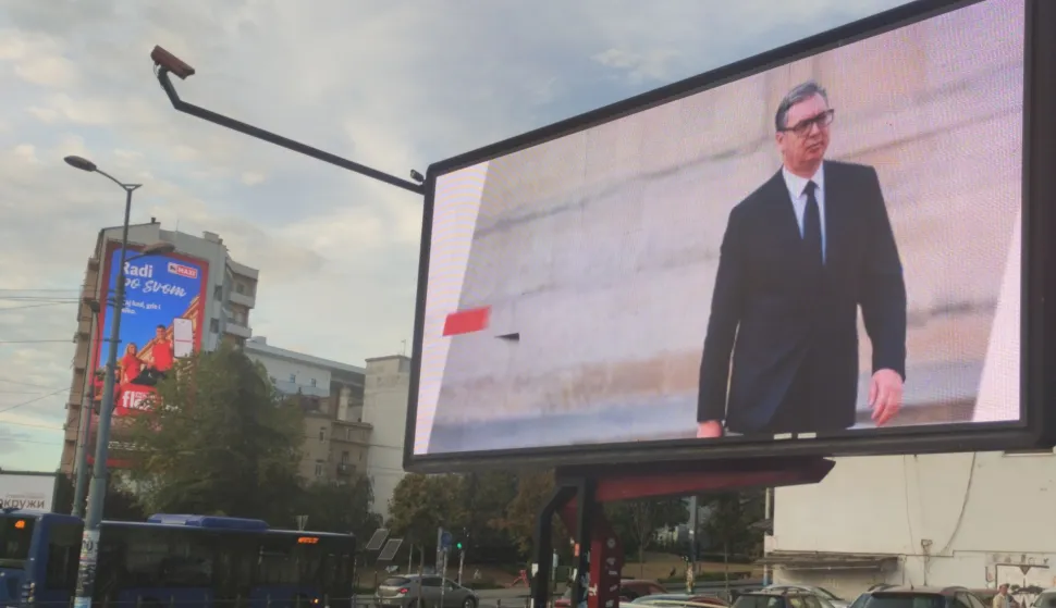 Zagreb/Beograd, 25.10.2026. - Biv&scaron;i srbijanski predsjednik Aleksandar Vučić priznao je u nedjelju poraz na prijevremenim parlamentarnim izborima u Srbiji. Na konferenciji za novinare u stožeru Srpske napredne stranke (SNS) Vučić je kazao da je Studentska lista - studenti pobjeđuju dobila oko 130 zastupnika, a SNS oko 105. foto HINA/ Velimir ILIĆ/ ml