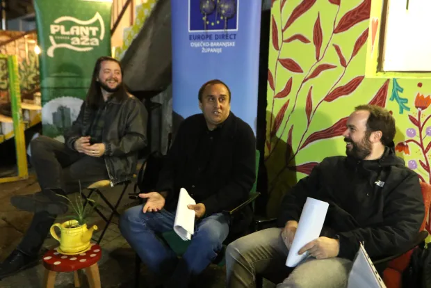 Osijek, 27. 10. 2026, Vukovarska 3. U sklopu projekta Kultura na asfaltu, gostovali su osječka pjesnička ekipa, Na krajičku jezika koju ćine Bruno Koić, Mislav Brato&scaron; i Slavko Babića.snimio GOJKO MITIĆ