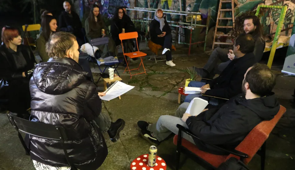 Osijek, 27. 10. 2026, Vukovarska 3. U sklopu projekta Kultura na asfaltu, gostovali su osječka pjesnička ekipa, Na krajičku jezika koju ćine Bruno Koić, Mislav Brato&scaron; i Slavko Babića.snimio GOJKO MITIĆ