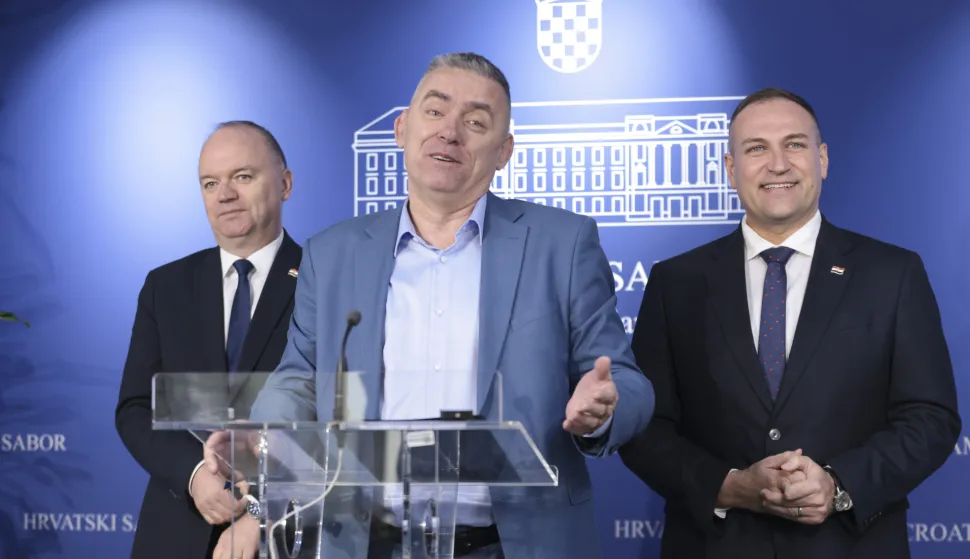 Zagreb, 28,10.2026.- Hrvatski sabor, konferencija za medije &nbsp;za medije Kluba zastupnika Domovinskog pokreta na temu amandmani Domovinskog pokreta na rebalans proračuna. Na fotografiji ministar poljoprivrede, &scaron;umarstva i ribarstva David Vlajčić, ministar demografije i useljeni&scaron;tva Ivan &Scaron;ipić, Stipo Mlinarić. foto HINA/ Admir BULJUBA&Scaron;IĆ/ abu