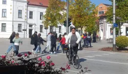 Djeca u centru Županje, listopad 2026.snimila: M.L.Omerović