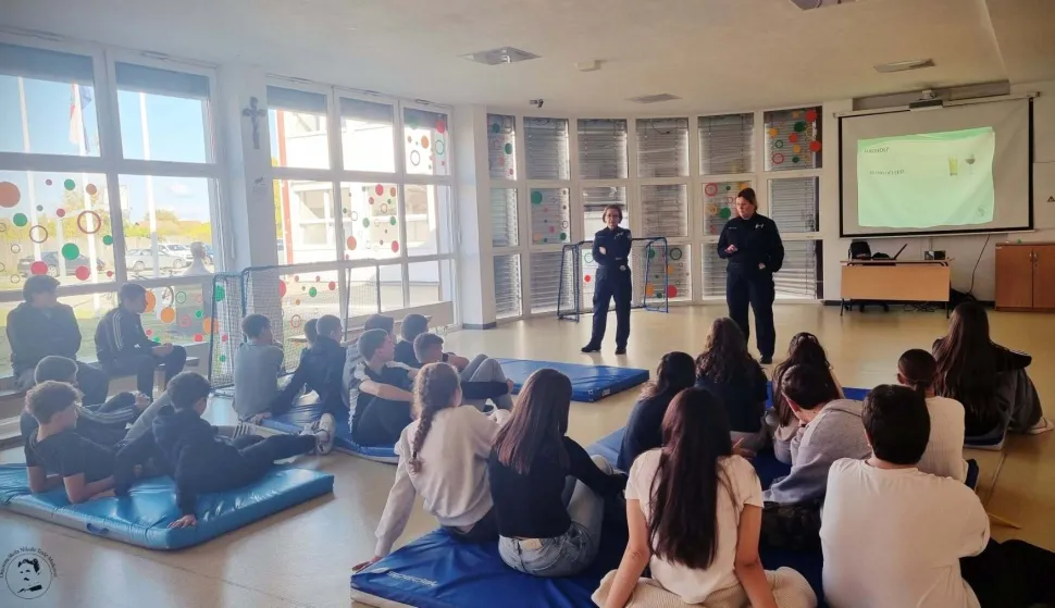 MIRKOVCIU sklopu nacionalnog preventivnog projekta "Zdrav za 5!"&nbsp;u O&Scaron; Nikole Tesle u vinkovačkom prigradskom naselju Mirkovcima&nbsp;održano je edukativno predavanje za učenike osmih razreda&nbsp;o &scaron;tetnim posljedicama i kaznenopravnim aspektima zlouporabe alkohola