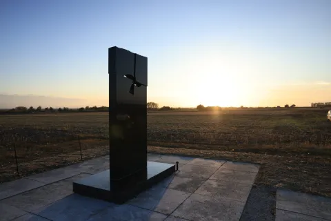 U predjelu Glogovac, na području Općine Erdut, nasuprot željezničkoj postaji Dalj, nalazi se mjesto jedne od najpotresnijih masovnih grobnica iz Domovinskog rata. Na toj je lokaciji danas, 28. listopada, obilježena obljetnica ekshumacije posmrtnih ostataka 23 žrtve velikosrpske agresije, koja je provedena 1998. godine, odmah nakon zavr&scaron;etka procesa mirne reintegracije hrvatskog Podunavlja.2026.