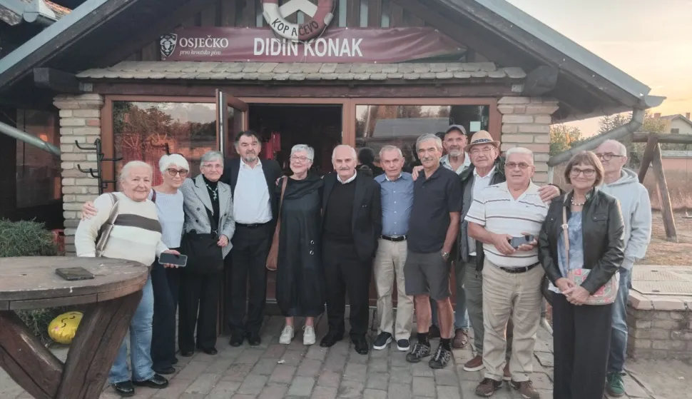 Nakon 55 godina, koliko je pro&scaron;lo od odlaska iz &scaron;kolskih klupa, okupili su se maturanti IV.g razreda nekada&scaron;nje Građevinsko-tehničke &scaron;kole "Ruđer Bo&scaron;ković" iz Osijekalistopad 2026.