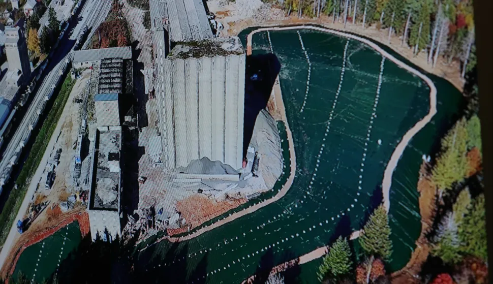 Zagreb,29.10.2026. Povodom objave žurnog pregovaračkog postupka nabave za uklanjanje i zbrinjavanje rasutog otpada uz silos na lokaciji biv&scaron;eg PPK Velebit u Gospiću (na slici), direktor Fonda za za&scaron;titu okoli&scaron;a i energetsku učinkovitost Luka Balen dao je izjavu za medije.Foto HINA/Tomislav Pavlek/tp