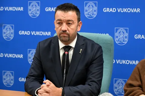 Vukovar, 30.10.2026. - Gradska vijećnica Grada Vukovara. Gradonačelnik Vukovara Marijan Pavliček i Barbara Lovrić održali su konferenciju za medije na kojoj je predstavljen program obilježavanja Dana sjećanja na žrtvu Vukovara 1991.-2026. Na fotografiji Marijan Pavliček. foto HINA/Gordan Panić/ gp