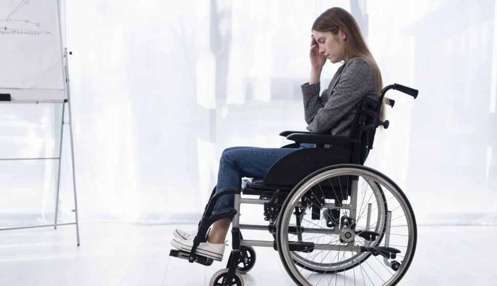 Prekomjerna i nepotrebna vje&scaron;tačenja osoba s invaliditetom, čak i kod dijagnoza kod kojih nema nade u promjenu zdravstvenog stanja, problem su koji desetljećima priti&scaron;će sustav socijalne skrbi i otežava život onima kojima ga je invaliditet već dovoljno otežao Freepikinvaliditet invalid ilustracija invalidska kolica