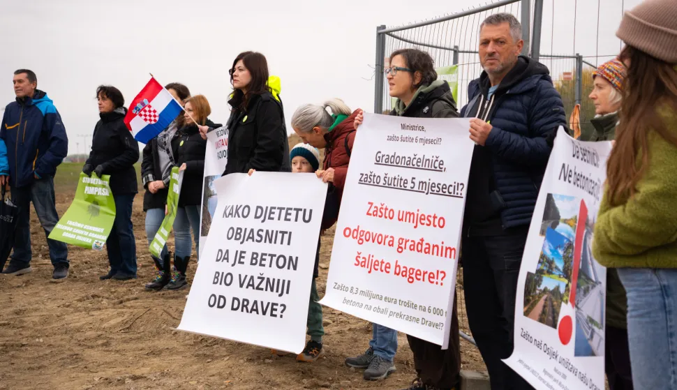 Osijek, 31. 10. 2026., Prosvjed Za zeleni Pampasprosvjed; građanska inicijativa Za zeleni Pampas; Pampas; Drava; brana; ekologija; okoli&scaron;; građani; prosvjednici